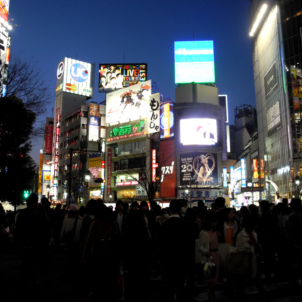 东京夜间城市街景